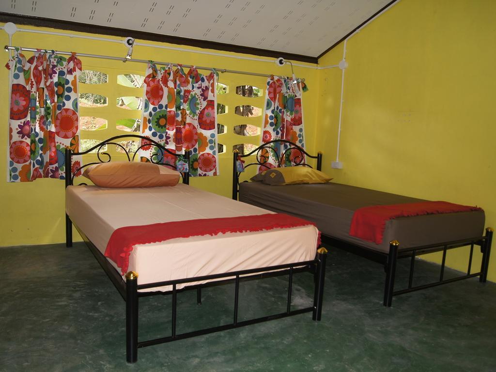 Dorm Des Fleurs Hostel Khao Lak Buitenkant foto